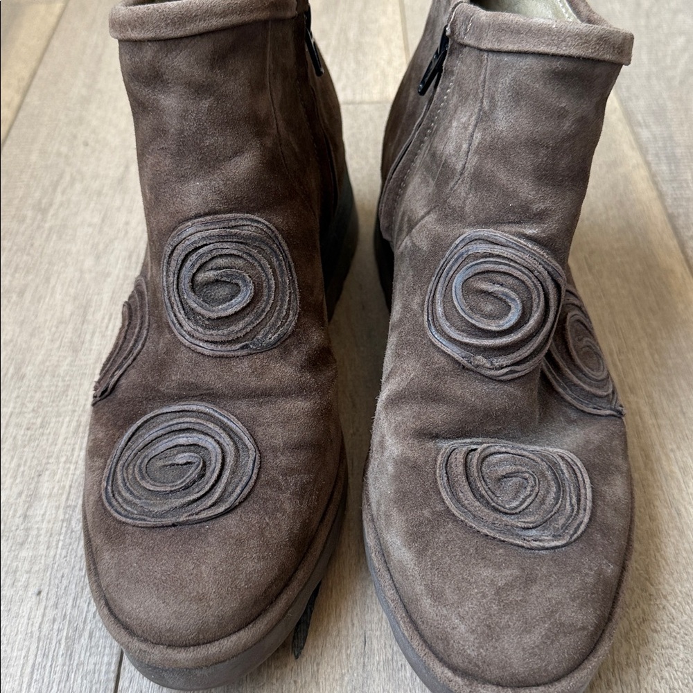 Fly London Dari Brown Suede Ankle Boots with Spiral Appliqué - Picture 2 of 9